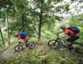 The trails try to keep up with the rhythm of the bends. Which of course feels a lot of fun.