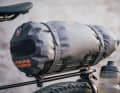 En matière de chargement, les porte-bagages de bikepacking offrent de nombreuses possibilités. Dans certains cas, des bacs de chargement supplémentaires assurent un meilleur maintien sur le niveau de chargement supérieur.