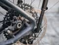 There are also a wide variety of mounting options for the Zi:Rak: on threaded eyelets, directly onto the frame, or, as shown here, on the separately available thru-axle.