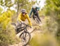 Topf samt passendem Deckel:  Tester Laurin (vorne) liebt die verspielte Seite von Trailbikes.  Deshalb weiß er trotz in die Jahre  gekommener Geometrie die  Qualitäten des Izzo zu schätzen und offensichtlich auch damit umzugehen.
