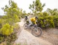 Dabei sollen sie möglichst leicht sein, aber auch robust genug, um anspruchsvolles Gelände zu meistern. Um zu prüfen, welches Testbike das am besten schafft, bieten uns die anspruchsvollen Trails um Finale Ligure die perfekten Testbedingungen.
