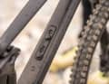 Clean look: Instead of disfiguring the stylish frame with conventional bottle cage screws, YT has integrated a magnetic Fidlock mount.