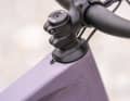 Nice to look at, complicated to screw on: Canyon is the only manufacturer to route the cables from the cockpit through the headset.
