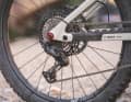 Einziger Kritikpunkt an der Ausstattung: Der Shimano-XT-Antrieb wirkt beim Gangwechsel mit der Motor-Power überfordert. Die SRAM-Transmission-Schaltungen der Konkurrenz wechseln die Ritzel deutlich souveräner.