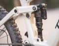 Der Viergelenker-Hinterbau schöpft 150 Millimeter Federweg aus dem RockShox Super Deluxe Ultimate Dämpfer. Wer den Hinterbau auf 160 Millimeter aufstocken möchte, tauscht den Dämpfer einfach gegen ein Modell mit fünf Millimetern mehr Hub.