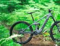 Das Transition Relay ist ein waschechtes Enduro. 170 oder 160 mm Federweg, 29 Zoll oder MX-Laufradmix. Der 430er-Akku ist klassisch entnehmbar. Preise liegen uns noch nicht vor.