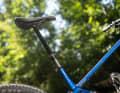 Kurzes Sitzrohr, langer Hub ab Werk: Das  hat das Transition Spur V2 selbst progressiven Cross Country Mountainbikes voraus.