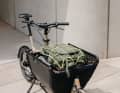Der verschließbare Korb ist das Highlight des Cargobikes. Mit der zusätzlichen Transportmatte kann man auch oben drauf noch zuladen.