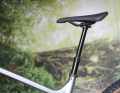 The travel of the dropper post is too short at 150 millimetres. This restricts freedom of movement on difficult descents.