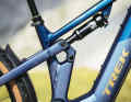 The shock is now positioned horizontally under the top tube. Overall, the geometry is significantly more stretched and sportier compared to the predecessor model with its steeply sloping top tube.