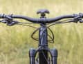 Das Cockpit stammt von Bontrager, die Zugverlegung läuft klassisch über den Rahmen. Gegen die moderne, aber wenig servicefreundliche Integration im Steuersatz hat sich Trek ganz bewusst entschieden.