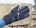 Which winter gloves keep you warm and still offer a good grip on the handlebars? Eight models in the test. Here is the Troy Lee Designs Swelter