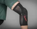 Dank des langen Sleeves sitzt der Troy Lee recht sicher