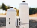 Die neuen weißen Twist Bottles von Fidlock. Preis: 44,95 Euro.