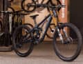 Das Cube TWO15 SLX ist das Topmodell der Reihe. Für 3999 Euro gibt's ein Factory-Fahrwerk von Fox mit Kashima-Blingbling.