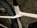 Flattened seat stays combine riding comfort and high lateral stiffness in the rear triangle.