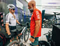 Deutschlands Bester im Gespräch mit seinem spanischen Mechaniker Alvaro Dominguez.