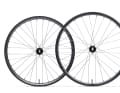 Die Laufräder kommen als 29″- oder MX-Set, nutzen Boost-Einbaumaße und sind laut Hersteller auch für E-MTBs freigegeben.