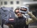 Der Rucksack lässt sich auch mit dem hauseigenen Helm (auch mit Rückleuchte) kombinieren. Der mitgelieferte Remote-Hebel erleichtert die Handhabung. Smart!
