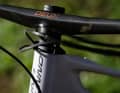 The 40 mm short stem and the 800 mm handlebars form a single unit.
