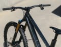 The successful DJI display is located in the top tube, the cockpit remains clean with the wireless DJI remote controls (left AND right).