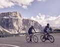 Die berühmte Sellaronda: Zwei Mal im Jahr sind die Passstraßen nur für Radfahrer freigegeben. Mountainbiker können die Offroad-Version den ganzen Sommer über genießen.