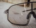 L'écran monobloc est aussi grand qu'un écran de cinéma. En contrepartie, les lunettes sont très hautes.
