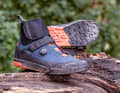 Vaude propose depuis longtemps déjà de solides chaussures d'hiver pour les cyclistes à vélo. Avec les AM Moab Mid Winter STX, la marque de Tettnang s'adresse désormais aussi aux cyclistes à pédales plates.