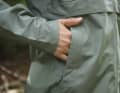 En plus d'une capuche pratique, la veste Loamer Rain Jacket possède deux poches avant avec fermetures éclair.