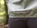 Dank elastischer Elemente passt sich die Jacke gut an die Haltung auf dem Bike an