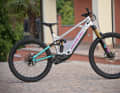 The rental is included in the accommodation price: the Nicolai S16, featuring a Pinion MGU drive that combines the motor and gearbox. A Gates belt drive replaces the chain, eliminating the need for a conventional derailleur.