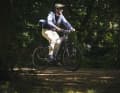 Mit leichten Geländereifen sind auch Abstecher auf unbefestigte Wege möglich. Grobe Stollen und MTB-Geometrie darf man aber nicht erwarten.