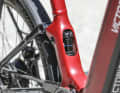 The suspension strut is hidden in the seat tube. This makes the bike look almost like a classic step-through bike.