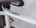An aluminium frame made of butted tubes is designed to keep the weight low.