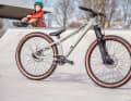 Just like the grown-ups: The clean look and matt grey paintwork have little of the widespread colourful children's bike image.