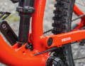The Fox shock, massively supported, responds as smooth as butter, but is also suitable for jumping. The 160-millimetre suspension has pop.