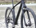 Ganz in Schwarz und ohne Schnickschnack strahlt das Carbon-Chassis des VPace Hardtails eine gehörige Portion Understatement aus.