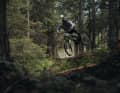 Bolzen bergab auch mit nur 145 Millimetern im Heck? Zumindest die Image Kampagne von Rocky Mountain rund ums neue Bike vermittelt diesen Eindruck.