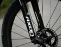 Tom Pidcock setzt am neuen Pinarello Dogma XC Hardtail auf eine elektronisch gesteuerte Federgabel von SR Suntour.