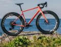 Megamo West in Farbvariante Coral.