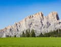 The lush green Alpine meadow between Rosengarten and Latemar looks flat. In reality, however, there are quite a few ramps between the two Dolomite massifs.
