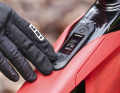 The top tube display only shows the most important data: The battery level in per cent, the selected cadence and the automatic gear change setting.