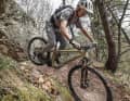 Sporty manoeuvres such as rear wheel offset also work with the power bike. However, it is a little easier with light bikes.