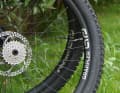 The Grappler rear wheel with integrated 7-speed cassette stands out in the colourful bouquet of E-Thirteen innovations.