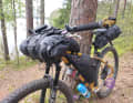 Nemo's sleeping quilt, sleeping mat and pillow fit together in this small handlebar roll. The low weight ensures little leverage and makes trail rides child's play.