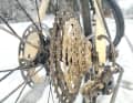 Accélérateur d'usure : la neige fondue et le sel de déneigement ont fait vieillir prématurément la transmission du vélo gravel Canyon Grizl.