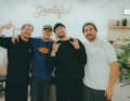 Die Crew: v.l. Fotograf Janik Steiner, Tätowierer, Korbi Engstler, Filmproduzent David Karg.