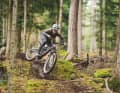 Das Whyte E-Lyte EVO RS und der Pirelli Scorpion DH T schön in Action – BIKE-Testredakteur Max Fuchs mit Grimasse obendrauf.