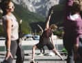 Seit Jahren ein beliebter Programmpunkt des Women Camp. Morgen-Yoga auf dem Steg am Molvenosee.