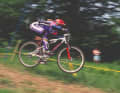 Auf einem der ersten Räder aus der Feder von Kalle Nicolai gewinnt Leigh Donovan 1995 den Downhill-Worldcup für Mongoose.